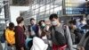 Para pelajar Indonesia dari Guangzhou, China, tiba di bandara Soekarno-Hatta, Tanggerang. (Foto: dok). Dua puluh satu WNI yang tiba di Tanah Air dari daratan China hari ini (Senin, 10/2), semuanya dinyatakan sehat dan bebas karantina. 