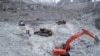 Regu Penyelamat Lanjutkan Pencarian Korban Salju Longsor Pakistan 