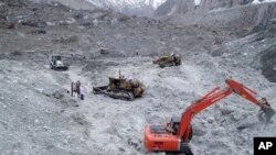 Foto yang dirilis oleh Humas Pemerintah Pakistan ini menunjukkan upaya pencarian korban salju longsor di Geltser Siachen oleh tentara Pakistan (10/4). 