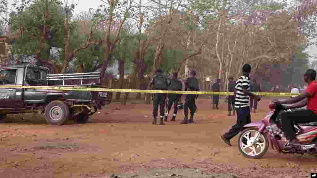 La route menant à une boîte de nuit qui a été attaquée par des hommes armés est bloquée par la police du Mali à Bamako, au Mali, samedi 7 Mars 2015.