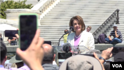 资料图： 时任美国联邦众议院议长南希•佩洛西（Nancy Pelosi）在国会山上纪念六四。（美国之音2019年6月）