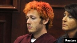 ທ. James Holmes ທີ່ຖືກກ່າວຫາວ່າ ໄດ້ສັງຫານ 12 ຄົນ
ຢູ່ໂຮງສາຍຮູບເງົາແຫ່ງນຶ່ງ ໃນລັດໂຄໂລຣາໂດ ໄປປະກົດຕົວ ທີ່ສານ ໃນເຊົ້າວັນຈັນ ມື້ນີ້, ທີ 23 ກໍລະກົດ 2012.