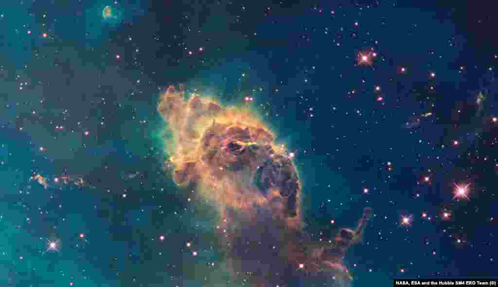 На этой фотографии - Туманность Киля, которую мы уже показывали ранее с другого ракурса. Эта туманность куда ярче, чем более известная Туманность Ориона, и состоит сразу из нескольких более мелких туманностей: Туманности Замочная Скважина, Туманности Гомункулус и ряда звездных скоплений.