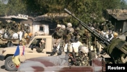 Des soldats de l'armée tchadienne patrouillent en véhicules à Gambaru, Nigéria, le 4 février 2015. 