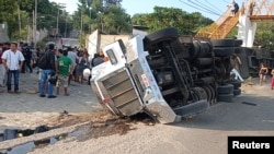 Un camión tráiler que transportaba a migrantes ilegales por el sur de México yace de costado después de un accidente en el estado de Chiapas que cobró la vida de al menos 54 personas el 9 de diciembre de 2021.