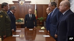 Presiden Vladimir Putin dan para pejabat Rusia mengheningkan cipta bagi korban pesawat Metrojet di Sinai dalam pertemuan di Kremlin, Selasa (17/11). 