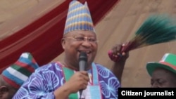 Sanata Isiyaka Adeleke tsohon gwamnan Osun yayinda yake fafutikar neman zabe a karkashin jam'iyyar APC