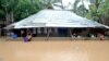 Des résidents se sont réfugiés sous le toit d'une maison dans le district de Paquite à Pemba après le passage du cyclone Kenneth dans le nord du Mozambique le 29 avril 2019.