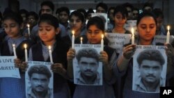 Murid-murid sekolah di Amritsar, India membawa gambar Sarabjit Singh mendoakan kesembuhannya (29/4). Sarabjit tewas akibat luka parah di kepalanya. 