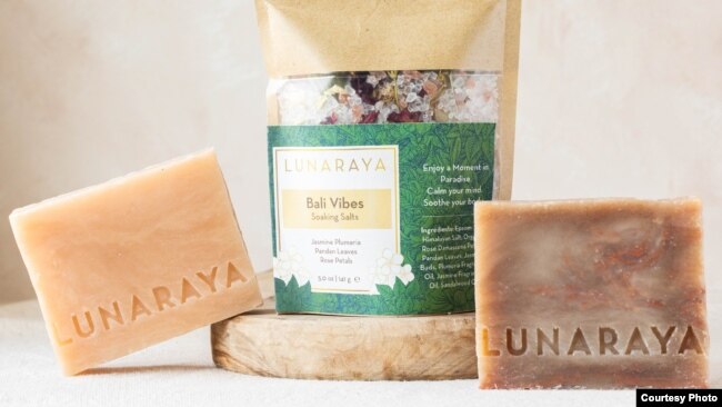 Siany memperkenalkan mandi bunga khas Indonesia lewat bathsalt aroma Bali (dok: Siany Wulandari)