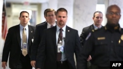 Vršilac dužnosti direktora CIA-e Majkl Morel (drugi s leva) dolazi na Kapitol Hil na pretres iza zatvorenih vrata pred senatskim odborom za obaveštajna pitanja. 