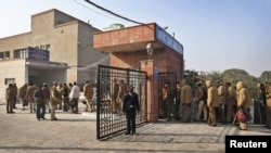 Polisi India melakukan penjagaan gedung pengadilan di New Delhi, di mana para tersangka kasus perkosaan diadili (10/1). 