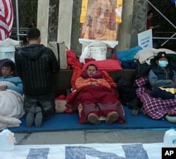 图为藏人3月9日继续在联合国总部外绝食，要求调查西藏人权