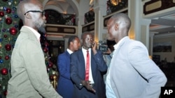 Grang Demebia (l), the son of late Sudanese politician John Garang, who is in the group supporting ousted Vice President Riek Machar, as Grang Demebiar arrives with unidentified delegates in Addis Ababa, Jan. 2, 2014.