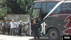 Para peserta Aksi 2 Desember di Jakarta berangkat dengan beberapa bus dari Solo hari Kamis 1/12 (Foto: VOA/Yudha). 