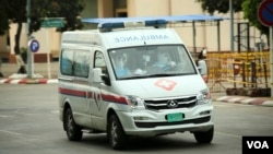 Xe cứu thương chở nhân viên y tế trang bị thiết bị bảo hộ cá nhân chuyên chở bệnh nhân Covid-19 tới các trung tâm điều trị ở Koh Pich, Pnom Penh, Campuchia, ngày 15/4/2021. (Hean Socheata/VOA Khmer) 