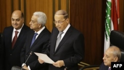 Presiden Lebanon yang baru terpilih, Michel Aoun (tengah), berpidato di sebelah Jurubicara Parlemen Nabih Berri (kanan) saat ia bersumpah setelah terpilih di parlemen Lebanon (31/10). Beirut, Lebanon. (foto: AFP PHOTO/Joseph Eid)
