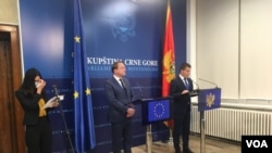 Evropski komesar Oliver Varhelji i predsjednik crnogorske Skupštine Aleksa Bečić na konferenciji za novinare u Podgorici (Foto: VOA)