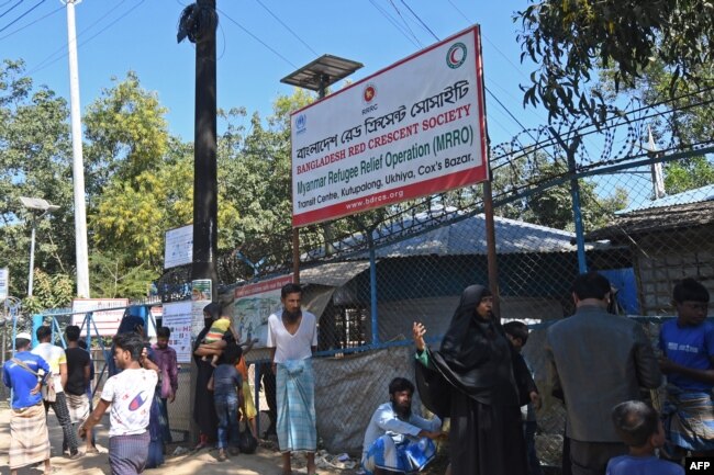 روہنگیا پناہ گزینوں کو بھاسن چار منتقل کرنے کے لیے ایک ٹرانزٹ کیمپ میں جمع کیا جا رہا ہے۔ 3 دسمبر 2020