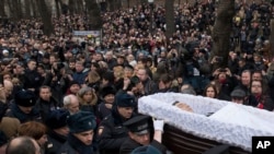 មនុស្ស​ដើរ​តាម​មឈូស​លោក Boris Nemtsov ក្នុង​ពិធី​បុណ្យ​សព​របស់​លោក​ នៅ​ឯ​មជ្ឈមណ្ឌល​ Sakharov ក្នុង​ទីក្រុង​មូស្គូ ប្រទេស​រុស៊្សី​ កាល​ពី​ថ្ងៃ​អង្គារ ទី​៣ ខែ​មិនា ឆ្នាំ​២០១៥។