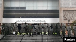 Fuerzas de seguridad se mantienen alertas en la entrada de la Asamblea Nacional de Ecuador para evitar nuevos ataque de los manifestantes que desde la semana pasada se oponen a las políticas de austeridad del presidente Lenín Moreno.