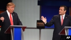 Kandidat Caprea AS dari Partai Republik Donald Trump (kiri) dan rivalnya Senator Ted Cruz saat debat kandidat Capres di North Charleston Coliseum (14/1).