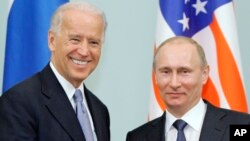 Foto 10 Maret 2011, Wapres AS Joe Biden (kiri) bertemu pemimpin Rusia Vladimir Putin di Moskow (foto: dok). Keduanya akan melangsungkan pertemuan di Jenewa, Swiss hari Rabu (16/6). 