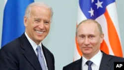 File : Mnamo Machi 10, 2011, Makamu wa Rais Joe Biden, kushoto, akipeana mkono na Waziri Mkuu wa Russia Vladimir Putin in Moscow, Russia. (RIA Novosti, Alexei Druzhinin/Pool via AP, file)