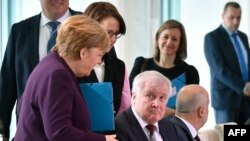 Chanseliyeri w'Ubudage Angela Merkel na minisitiri w'ubutegetsi bw'igihugu w'Ubudage, Horst Seehofer, 