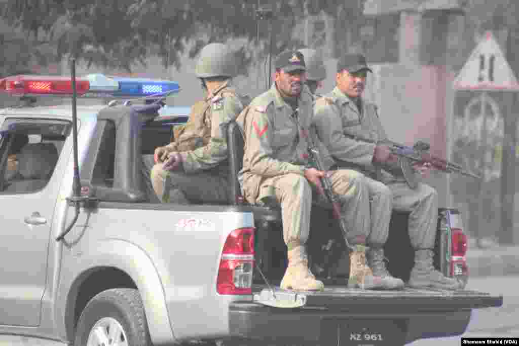 The police and army forces rushed to the school, then surrounded the area as soon as they received news of the attack, Peshawar, Pakistan, Dec. 16, 2014. (VOA)