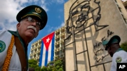 Anggota pasukan keamanan Kuba di Lapangan Revolusi di Havana (foto; dok). Presiden Obama didesak untuk melonggarkan embago atas Kuba. 