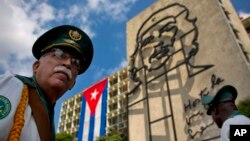 Escultura del Che Guevara en La Habana. Un grupo de notables piden al presidente Obama aliviar el embargo a Cuba.