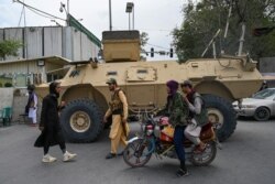 Pejuang Taliban berpatroli di sepanjang jalan di Kabul, 17 Agustus 2021. (Foto: Wakil KOHSAR/AFP)