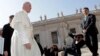 پاپ فرانسیس «پنجشنبه مقدس» را در زندان با شستن پای ۱۲ زندانی می گذراند