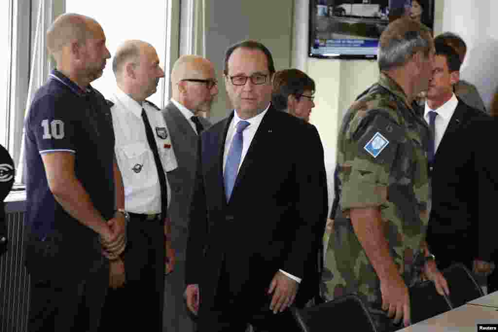 French President Francois Hollande (C) arrives to attend a meeting at the Prefecture the day after the Bastille Day truck attack, in Nice, France, July 15, 2016.
