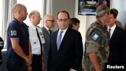 Le président français François Hollande, au centre, visite le lieu de l’attaque à Nice, France, 15 juillet 2016. REUTERS / Eric Gaillard 