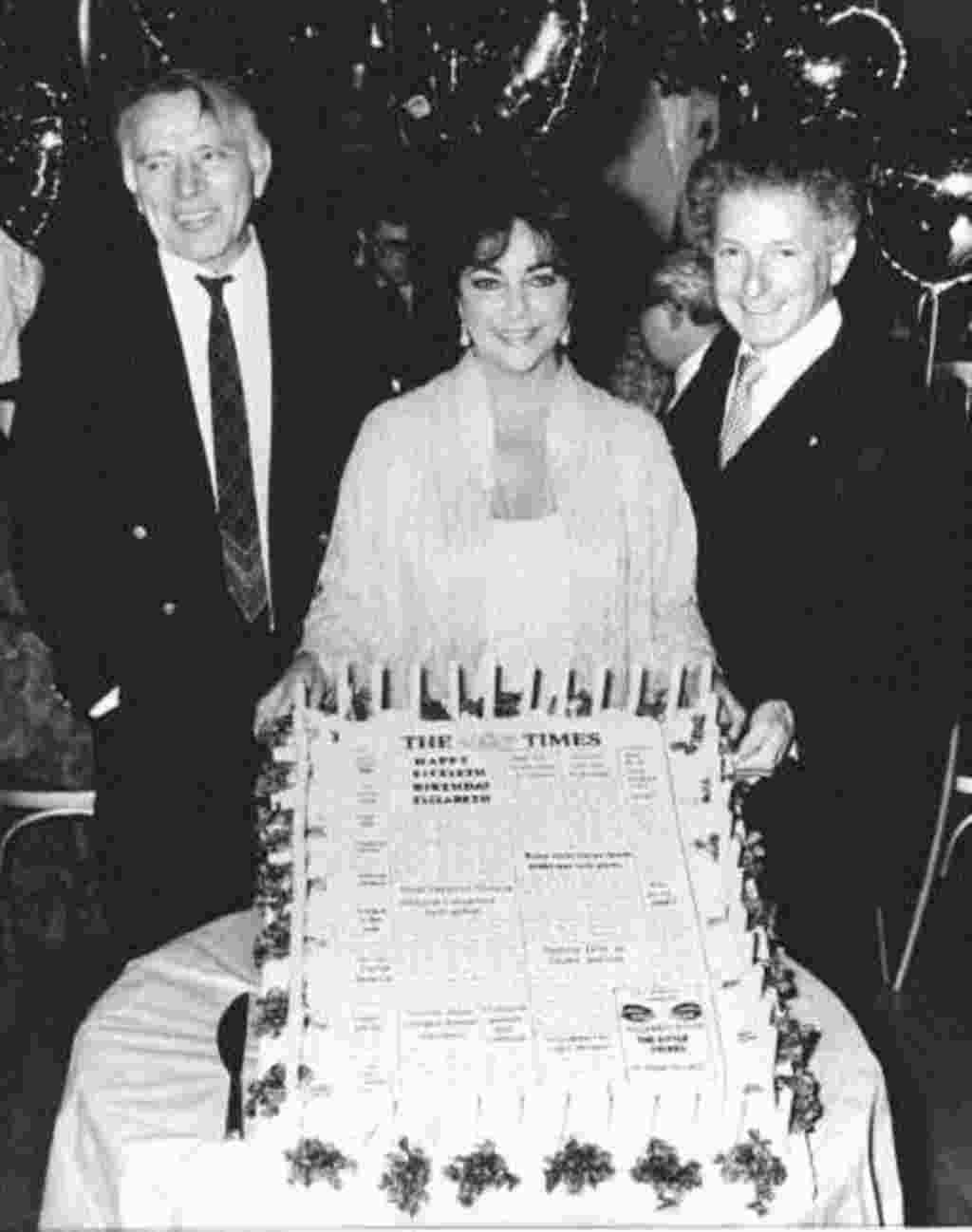 Elizabeth Taylors celebra su cincuenta cumpleaños, febrero de 1982.