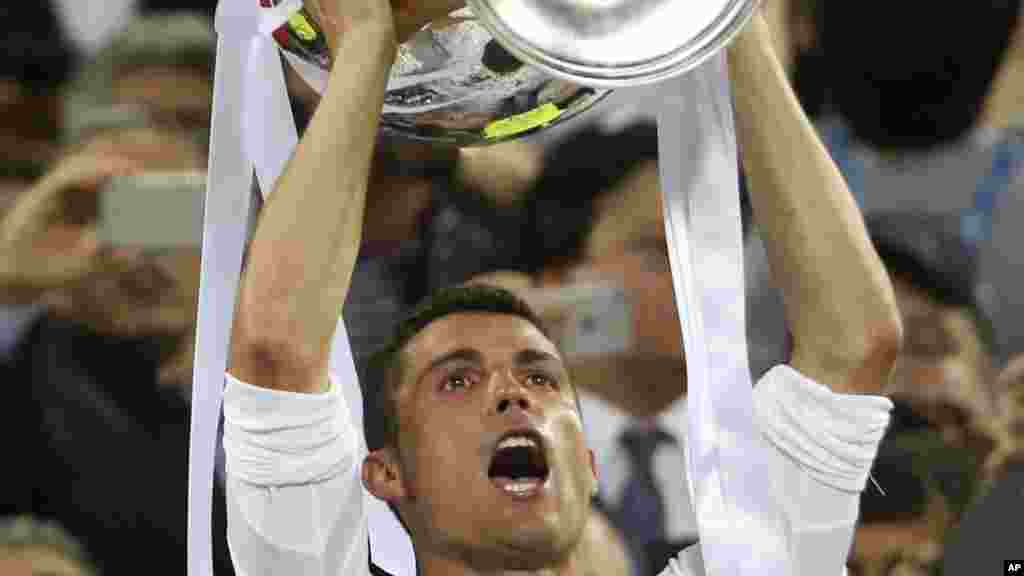 Cristiano Ronaldo tient le trophée après que son équipe ait remporté la finale face à l'Atletico Madrid au stade San Siro à Milan, le 28 mai 2016.