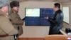 金正恩在觀看導彈試射期間與官員談話。（2022年1月11日）