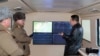 这张照片拍摄于2022年1月11日，由朝鲜官方的朝中社于2022年1月12日发布。照片显示，朝鲜领导人金正恩(右)在观察国家媒体所说的超高音速导弹发射时与军方官员交谈。（法新社）