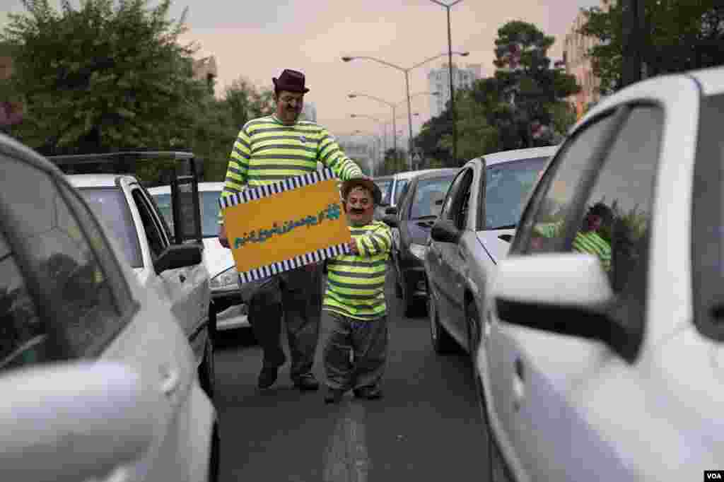 نمایشگران خیابانی در کمپین &laquo;از خودمان شروع کنیم&raquo; برای اطلاح رفتارهای ترافیکی در تهران تلاش می&zwnj;کنند. عکس: پانته&zwnj;آ نقوی انارکی (ارسالی از شما)