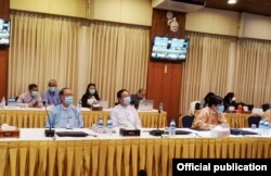 ႏိုင္ငံေရးပါတီ UPDJC ကိုယ္စားလွယ္မ်ားႏွင့္ ေတြ႕ဆုံေဆြးေႏြးပြဲကို ရန္ကုန္ၿမိဳ႕ရွိ NRPC ရံုးမွာ က်င္းပတဲ့ ျမင္ကြင္း။ (ဓာတ္ပံု - ဇြန္ ၂၅၊ ၂၀၂၀ - Hla Maung Shwe's Facebook)