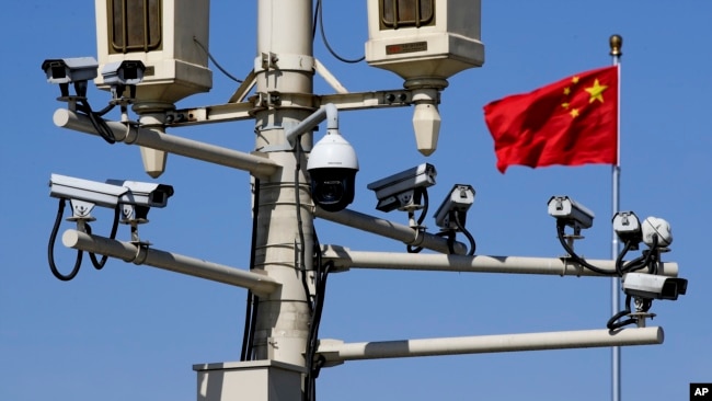 资料:北京天安门广场电灯柱上监控各个方向的摄像头。(2019年3月15日)