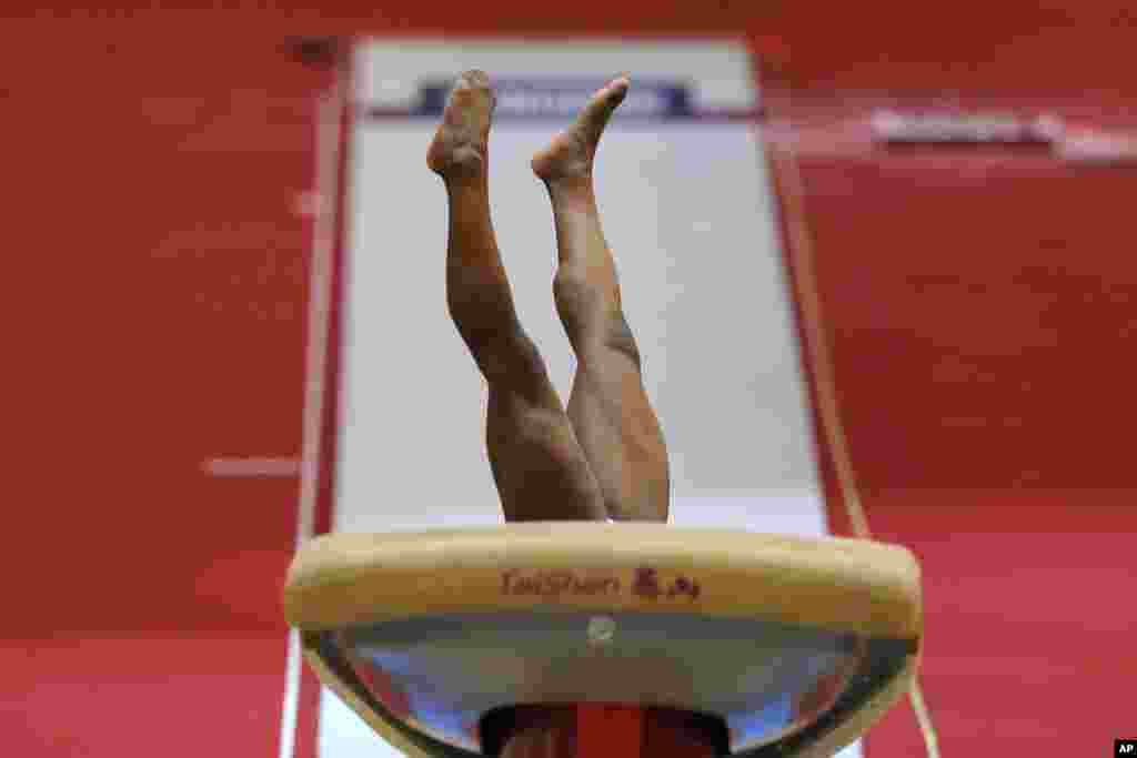 ជើងឯកមេដាយមាស Simone Biles របស់សហរដ្ឋអាមេរិកក្នុងការប្រកួតលោតកម្ពស់វគ្គផ្ដាច់ព្រ័ត្រនៅថ្ងៃទី១ នៅក្នុងកម្មវិធីប្រកួត Gymnastics World Chamionships នៅ Aspire Dome ទីក្រុងដូហា ប្រទេសកាតា។