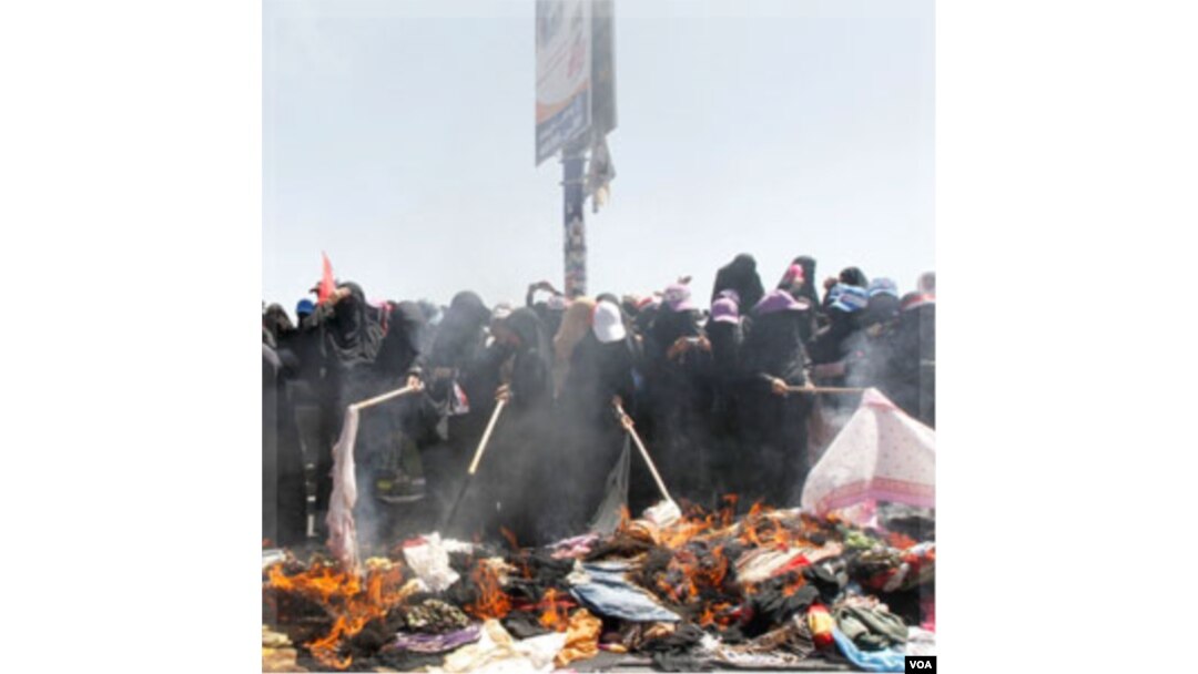 Protes menentang Presiden Ali Abdullah Saleh di Sana'a yang dihadiri para perempuan berburka.
