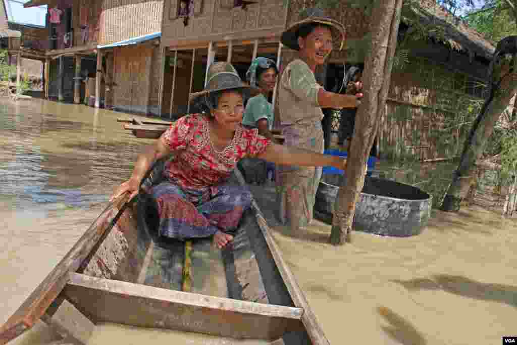 မကွေးတိုင်းဒေသကြီးရေဘေးသင့်ပြည်သူများ (ဓာတ်ပုံ - ကိုစည်သူ ဗွီအိုအေမြန်မာပိုင်းသတင်းထောက်)