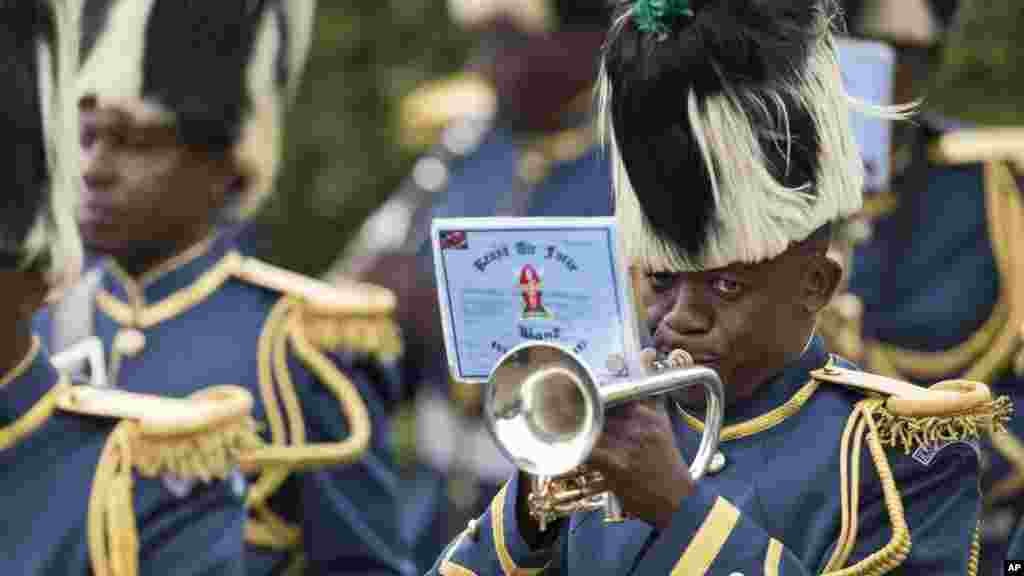 La fanfare militaire de la Kenya Air Force joue de la musique avant l&#39;arrivée du président américain Barack Obama, Nairobi, 25 juillet 2015. &nbsp;