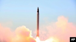 Cette image d’archives publiée par le site officiel du ministère iranien de la Défense le dimanche 11 octobre 2015, montrerait le lancement d’un missile balistique de longue portée Emad dans un lieu inconnu. (Ministère iranien de la Défense via AP)