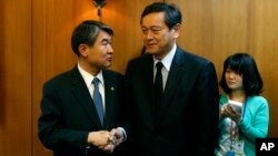 Wakil Menlu Jepang Akitaka Saiki (kanan) bersalaman dengan Wakil Menlu Korsel Cho Tae-yong sebelum pertemuan di Seoul, Korsel Rabu (12/3). 