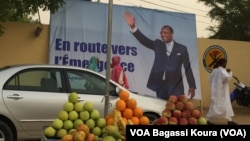 Une affiche géante du président Idriss Deby sur une avenue de la capitale, N’Djamena le 31 mars 2016. 